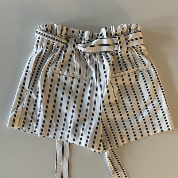 Zara black & white pinstripe paper bag shorts - Picture 4 of 5